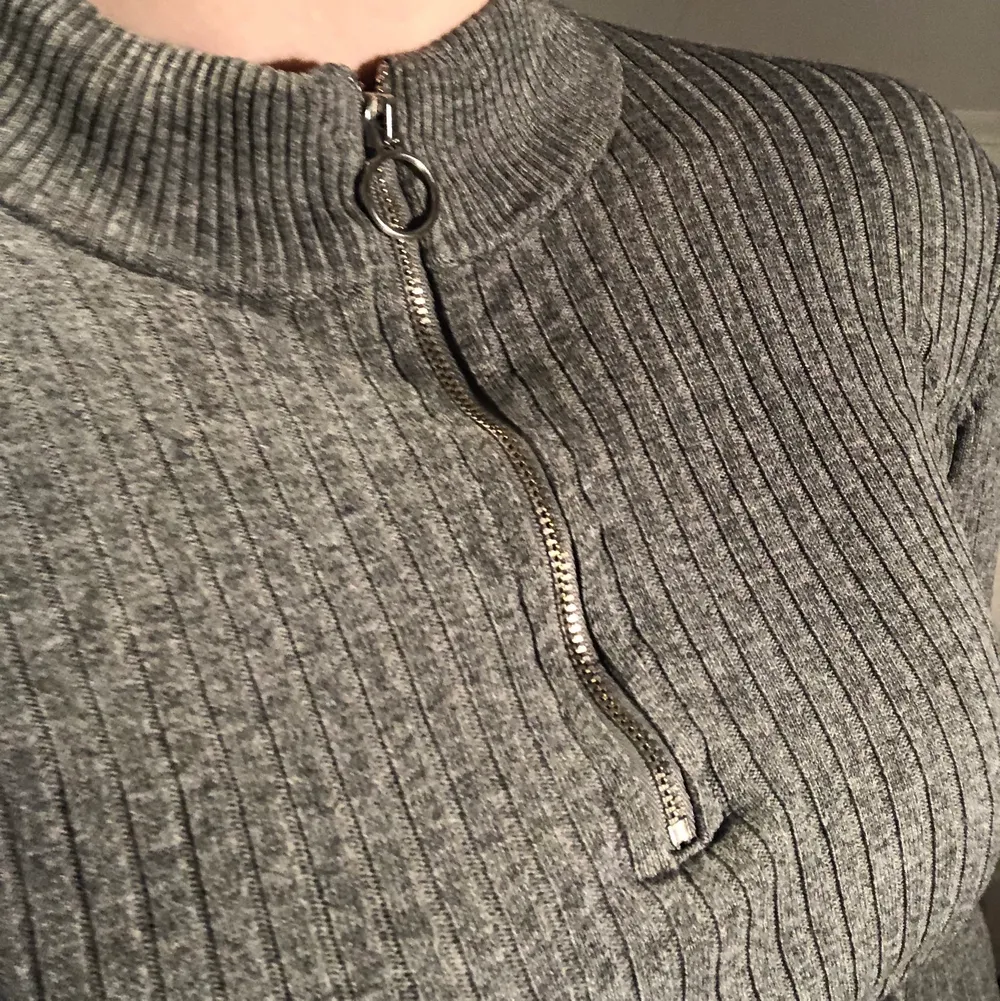 En grå ribbad (?) tröja från H&M i storlek Xs, men den funkar för mig som är vanligtvis M💕. Tröjor & Koftor.