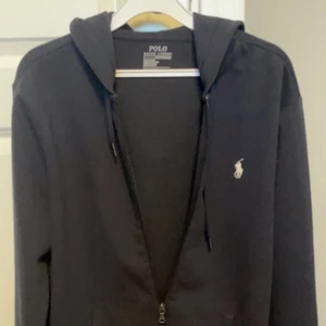 Polo Ralph lauren zip - Bra skick storlek S Är stor i storleken så funkar som m Marinblå Köpt för 1500 