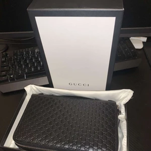 Gucci plånbok - Hej säljer just nu min gucci plånbok till ett bra pris, används några gånger utomlands bara.mycket bra skick på den inget fel me gucci plånboken, väldigt fin och bra produkt