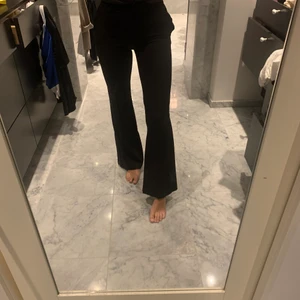 Kostymbyxor & Other stories - Kostymbyxor från & Other stories, storlek 32, oanvända men passar mig bra som normalt är 34