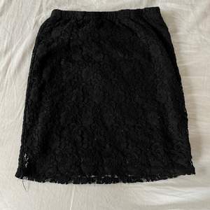 En fin svart kjol, lappen är inte kvar men de är xxs/xs