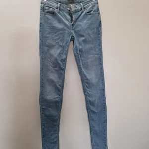 Levi's jeans - Ljusblå jeans från levi's. Använda ett fåtal gånger.  Storlek: W26L32   Katt finns i hemmet