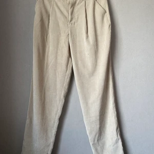 Beiga byxor  - Sköna beiga byxor, oanvända endast testade Kan skickas