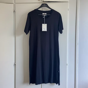 Oanvänd Lexington klänning - Helt ny svart t-shirtklänning från Lexington i storlek S men passar även M. #tshirtdress #oversize #casual #small #medium #dress