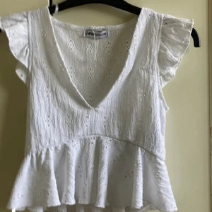 Vit volang topp  - Vit vilangtopp, lånad bild men exakt samma plagg, några prickar  från förra ägaren som jag ej visste om: , man tänker inte på dem alls då dem är små