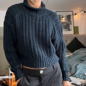 Stickad tröja - Köpt på HM för flera år sedan, kabelstickad i fin marinblå 