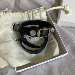 Balenciaga armband - Ett så fint armband från Balenciaga som passar till det mesta! Nästan helt oanvänd och i ett mycket bra skick! Priset går att diskutera, säljer vid ett bud som känns rimligt!❤️❤️