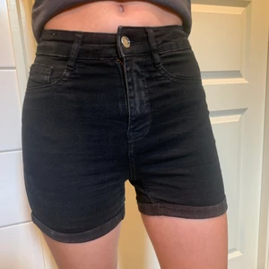 Svarta jeansshorts  - Svarta jeansshorts Molly shorts från Gina tricot 