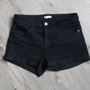 Svarta Jeansshorts från HM - Använda shorts i bra skick. De är färgade svarta från att vara mörkgråa.🖤