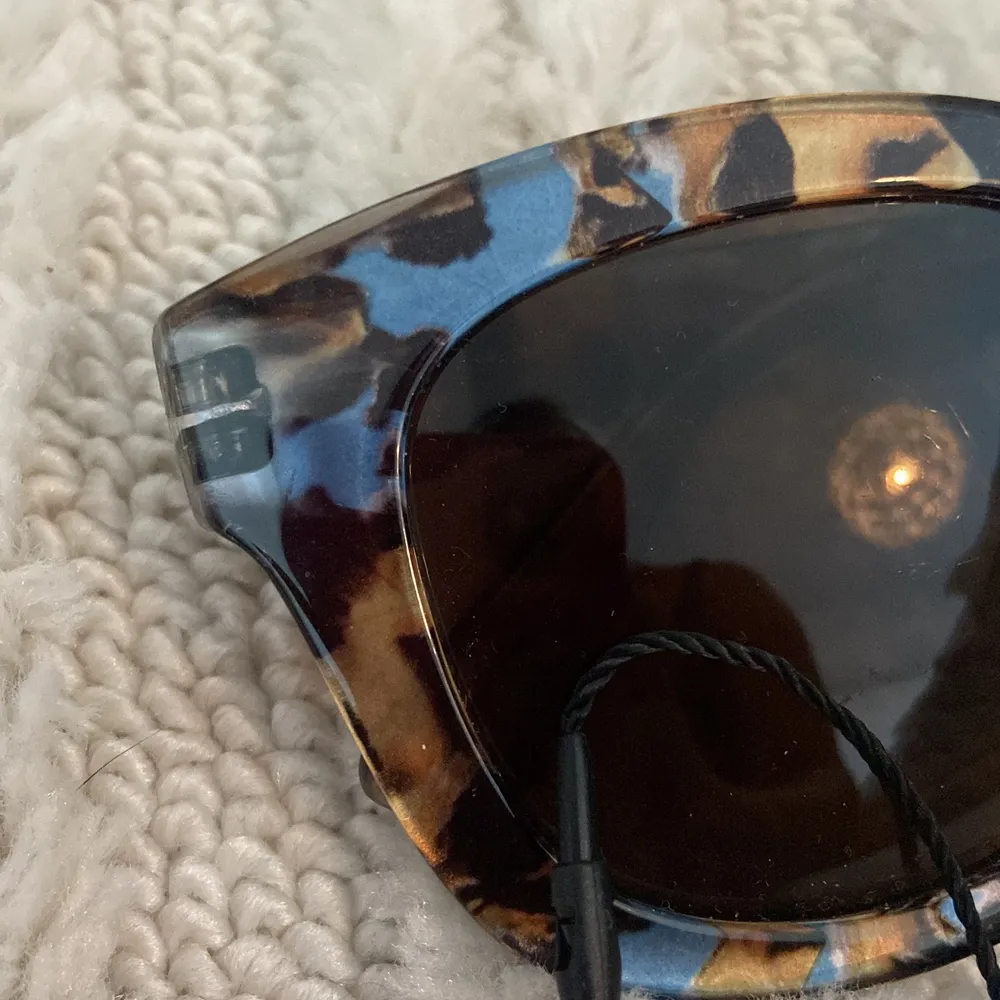 Jätte fina solglasögon från STOCKH LM studio inköpta för 249kr.  Använda vid ett tillfälle.   ”Leopard” liknande i färgen, väldigt fina . Övrigt.