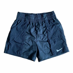 Nike svarta shorts - Ett par fina svarta tränings shorts från Nike. Går att ha bälte/snöre i. I fint skick. För fler bilder eller mått kontakta mig! Frakt sker via PostNord spårbart 51 kr 📦
