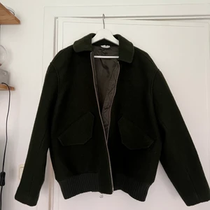 Mörkgrön jacka - Jättefin Mörkgrön oversized jacka, bilderna visar jackan i olika ljus :)