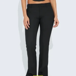 Lågmidjade kostymbyxor! - Skitsnygga kostymbyxor som är lågmidjade och är ända vägen ner till fötterna på mig som är 170, aldrig använda utan bara testade.kontakta mig för egna bilder frågor osv osv❤️