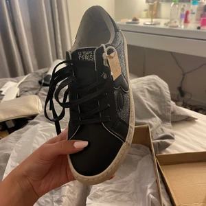 Glitter skor  - Säljer dessa helt oanvända super fina skorna, med prislapp samt original kartong kvar. Nypris 699kr säljer för 549kr💕