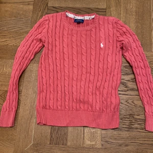 jätte snygg Ralph Lauren tröja  - Säljer min jätte snygga Ralph Louren tröja. Säljer tyvärr den för den inte kommer till andvänding längre. Den är i super bra skick. Orginalpriset är ungefär 1000kr men säljer för 400kr för den är i ganska så bra skick. Storleken är 12-14. ❤️
