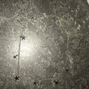 silver sjärnhalsband - jätte fin och passar alla har använt få gånger.
