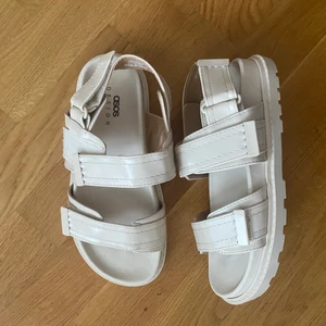 Sandaler ASOS - Fina vita/naturvita sandaler från ASOS. Oanvända, storlek 36. 136kr inkl frakt! 