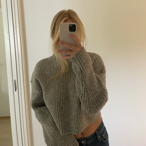 Stickadtröja  - En stickadtröja med polokrage.  Kragen kan man ändra beroende på hur hög du vill ha den, se bild. 