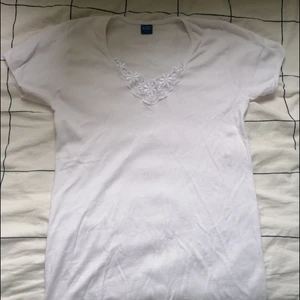 Vit linne/topp/undertröja - Sjukt fin topp med blommor på framsidan, används tyvvär inte längre men tänkte att någon annan kunde ha mycket användning för den! Storlek L men passar mer som en S-M. 