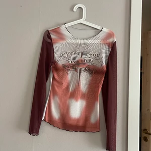 Ball mesh tröja  - Säljer den här fina tröjan i mesh med ett döskalle motiv som *påminner* lite om kläder designade av Ed Hardy. Tyvärr är jag osäker var märket på denna topp är. Kan mötas upp i Söderköping eller Norrköping eller frakta mot betalning 💌