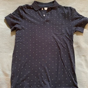 Pier One piké T-shirt - Hej jag säljer min mörkblåa piké T-shirt