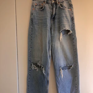 Gina Tricot Jeans - Ett par nya blå jeans från Gina Tricot. Modellen heter ”90s petite high waist jeans”. Nypris är 599kr. Storlek är 34. Säljer då de inte används så mycket som jag vill använda mina plagg.(Frakt är inräknat i priset<3)