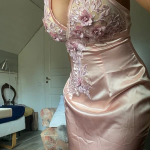 Prom dress - Köpte denna klänningen för min bal men den kom aldrig i tid. Så jag behövde använda en annan klänning. Men nu när balen är över har jag ingen användning till denna klänningen och den är orörd. 