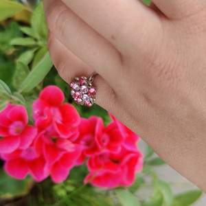 Riktigt fin ring i metall med rosa diamanter som formar en blomma. Ej spårbar frakt kostar 15kr
