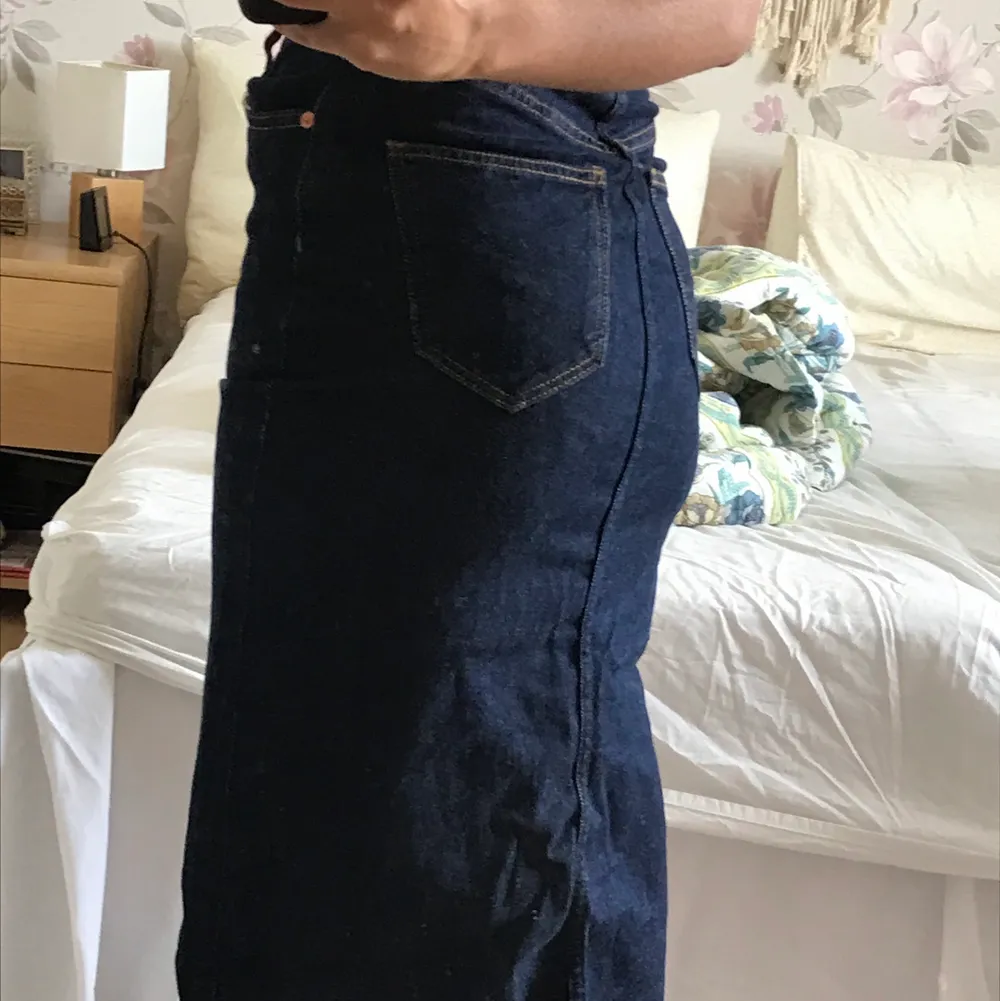 Denimkjol från carin wester i storlek 34. Köptes för någon månad sedan men storleken var lite liten på mig. Supersnyggt med jeanskjol. Passar året om! . Kjolar.