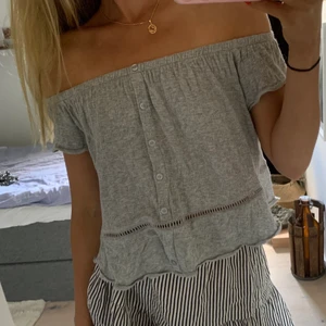 Off shoulder topp - säljer denna gråa off shoulder topp med små knappar i fram💞 köpare står för frakt