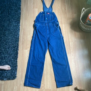 Dickies hängslebyxor - Använda fåtal gånger och är i fint skick, köparen står för frakten