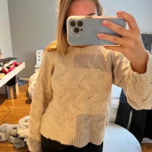 Stickad tröja - Stickad tröja i rosa/ beige färg från Nakd i strl S/M. Köparen står för frakt