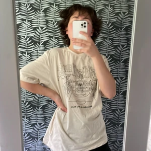 T-shirt S - Beige T-shirt från H&M, knappt använd, mycket bra skick.