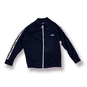 Zip Up från Fila - Zip Up tröja från Fila i färgen Marinblå finns matchande byxor till!