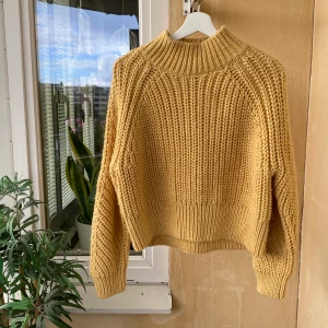 Stickad tröja - Provexemplar från hms huvudkontor, aldrig använd. Ingen strl i men uppskattar den till en Small/medium