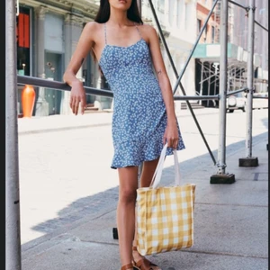 Zara klänning  - Säljer denna fina zara klänning som jag bara använt en gång💙den är helt som ny i stl XS. Den har tunna band i ryggen men det är bara att skriva om ni vill ha mer bilder💙 köparen står för frakten💙