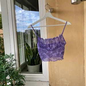 Blommig Topp  - Aldrig använd. Kan hämtas i Telefonplan alternativt fraktas och då står köparen för frakt 🌸