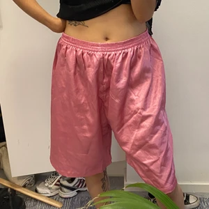 rosa satinliknande shorts - är 165 och då går dom ner till knäna:) möts upp i stockholm!