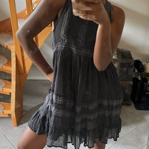 Klänning - Snygg grå klänning som tyvärr inte kommer  till användning. Passar till det mesta eftersom den är grå. xx Anna