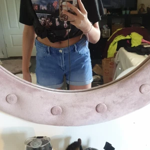 Blå shorts  - Ett par blåa jeans shorts. Nästan aldrig använda. Strl 170. Köparen står för frakt.