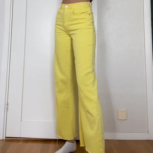 Gula jeans - Ger rabatt vid köp av flera plagg/accessoarer 🦋🦋 kolla min sida 💚