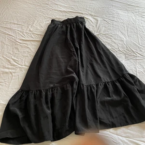 Svart sidenkjol - Svart sidenkjol från Karin Wester , strlk 34! 