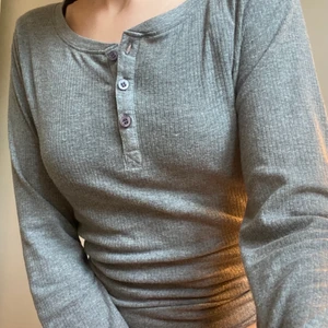 Grå kofta - Grå kofta med tre knappar🪡 Använd max 2 gånger✨Skriv för fler bilder.