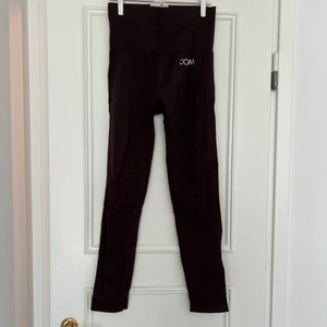 träningstights - seamless tränings tights i en mörkbrun färg från dropofmindfulness