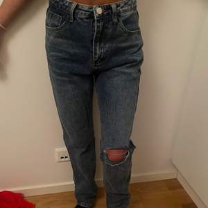 ”baggy” jeans i en typ av mörkblå färg. Köpta från SHEIN och är i storlek XS. Den har ett hål i knät framtill men även ett hål i knät baktill. (Dem är stylade så, ingenting jag har gjort själv). Dem sitter lite löst på mig som är XS. Säljer för 100kr👖