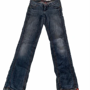 Esprit jeans  - Saknas en knapp men går lätt att sy dit
