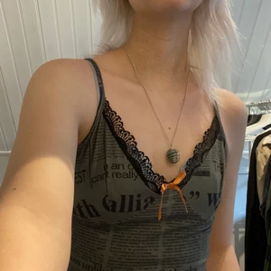 grunge croptop - olive färgad crop top med spets och tidningstryck