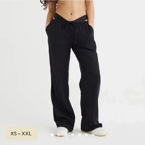 Svarta linnebyxor  - Svarta linnebyxor från hm i storlek xs/xxs. Säljer pågrund av att de ej kommer till användning. Bara att höra av sig vid frågor eller fler bilder🩷