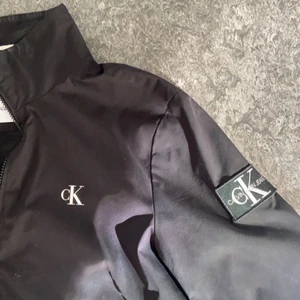 Jacka - Svart Calvin Klein jacka i storlek M, säljer för 400+frakt 