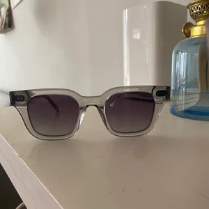 Chimi solglasögon - Chimi solglasögon i modellen 04 i färgen grey! Väldigt bra skick! Nypris 1200kr, jag säljer för 800kr  